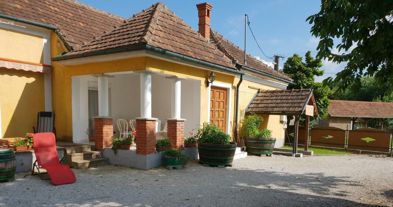 ホテル Kerka-Voelgyi Vendeghaz Kerkaszentkirály エクステリア 写真